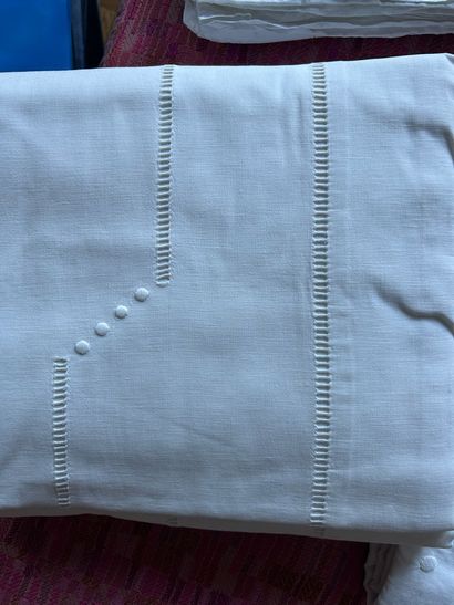Un lot de draps et linge en lin brodé, ajouré...