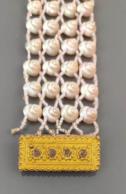 Bracelet à quatre rangs de coquillages irisés...
