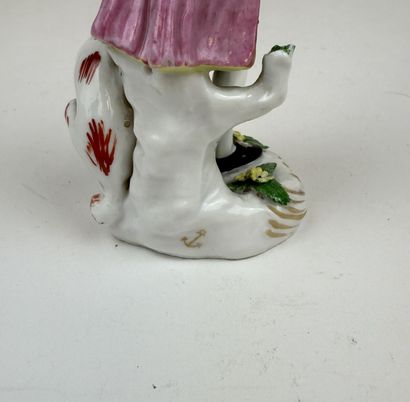 Lot de 6 statuettes en porcelaine émaillée...