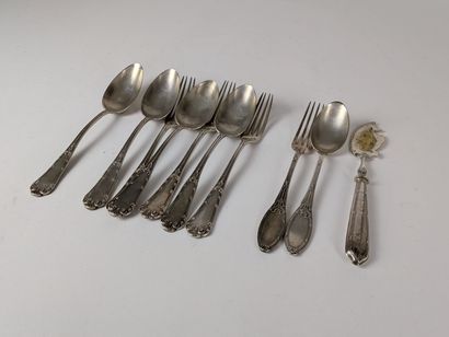 Trois couverts et une cuillère à dessert...