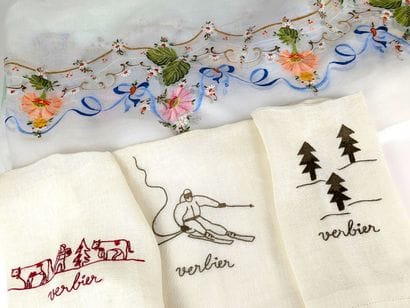 Nappe brodée de fleurs et napperons suisses...