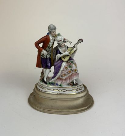 Lot de 6 statuettes en porcelaine émaillée...