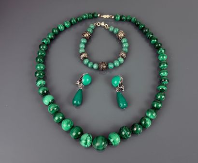 Collier de perles de malachite en chute,...