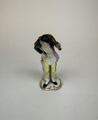 Lot de 6 statuettes en porcelaine émaillée...