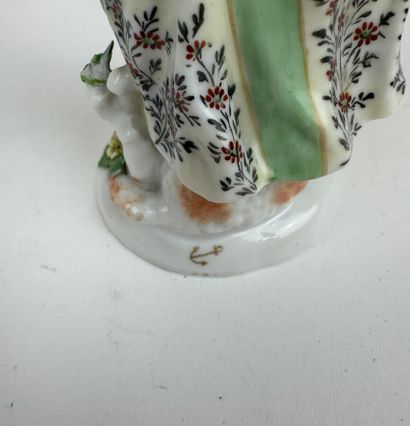 Lot de 6 statuettes en porcelaine émaillée...