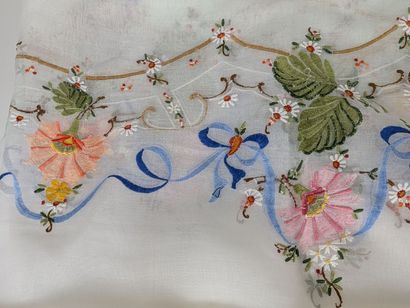 Nappe brodée de fleurs et napperons suisses...
