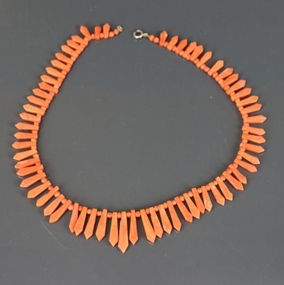 Collier composé de section de corail en chute,...