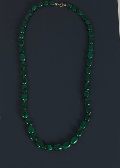 Collier de perles de malachite, le fermoir...