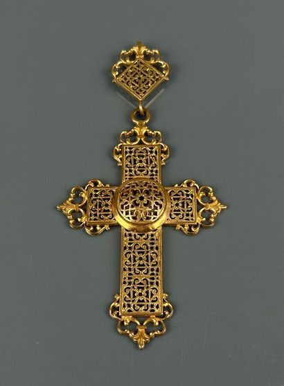 Pendentif Grande Croix en métal doré ajouré...