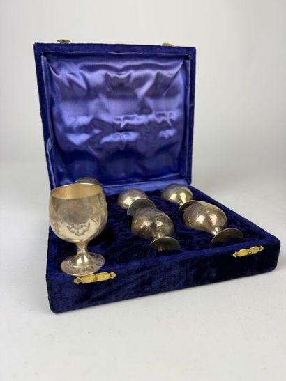 Six verres à alcool en métal argenté gravé...