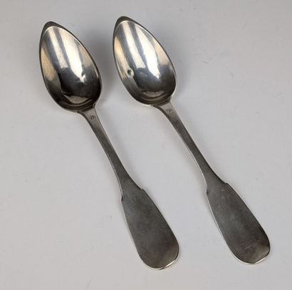 Neuf couverts en argent 800°/°° modèle filet.
Travail...