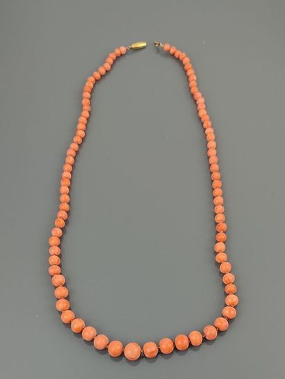 Collier composé de perles de corail en chute,...