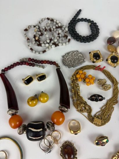 Lot de bijoux fantaisies comprenant colliers,...