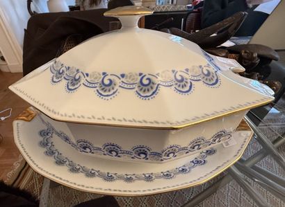 LIMOGES, 
Partie de service de table en porcelaine...
