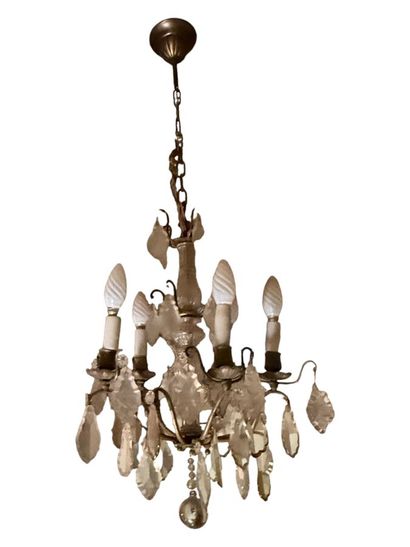Lustre à pendeloques. 
H. : 53 cm

VENTE...