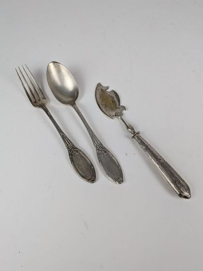 Trois couverts et une cuillère à dessert...