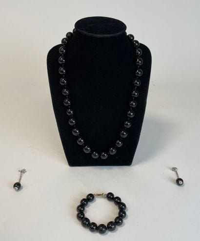 Ensemble comprenant un collier, un bracelet...