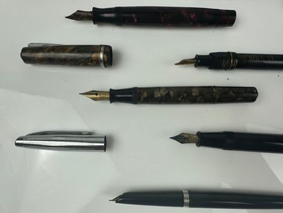 Lot de stylos plume comprenant un stylo Parker...