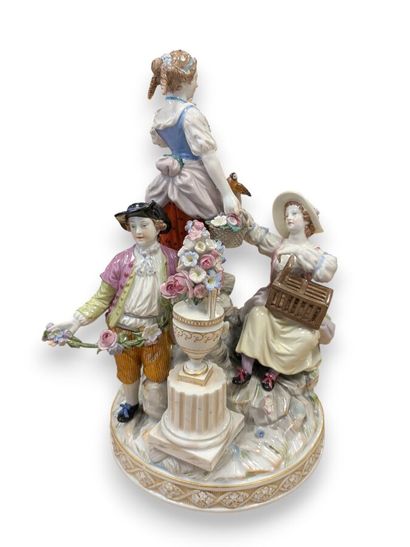 Lot de 6 statuettes en porcelaine émaillée...