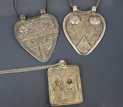 MOYEN ORIENT
Deux pendentifs cœur en argent...