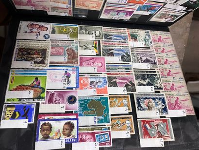 31 Classeurs Colonies françaises : Timbres...