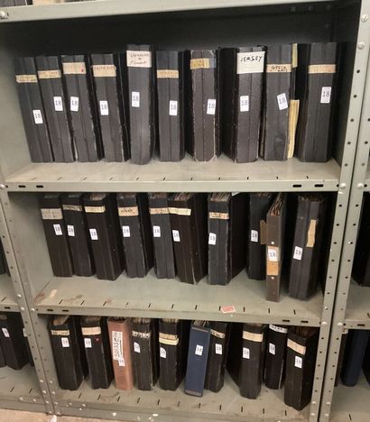 30 Albums Monde : Timbres de toutes périodes,...