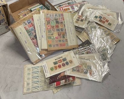 41 cartons Monde : Important lot en carton...
