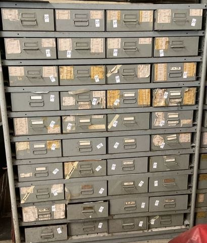 27 Tiroirs Monde : Timbres de toutes périodes,...