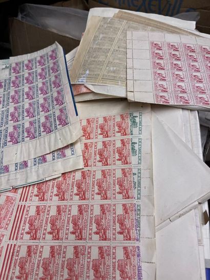 Cartons Monde : Lot de timbres du Monde dont...
