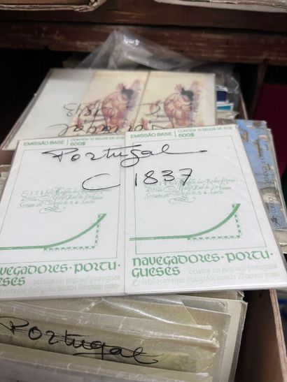Cartons Monde : Lot de timbres du Monde dont...