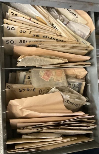 27 Tiroirs Monde : Timbres de toutes périodes,...