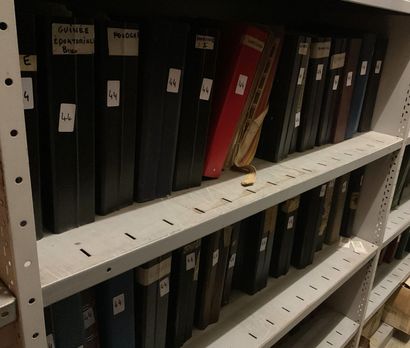 30 Albums Monde : Timbres de toutes périodes,...