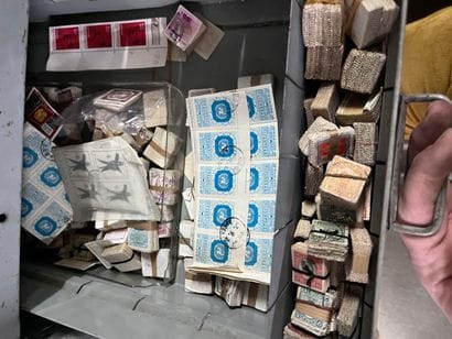 27 tiroirs Monde : Timbres de toutes périodes,...