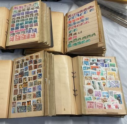 40 Albums Monde : Timbres de toutes périodes,...