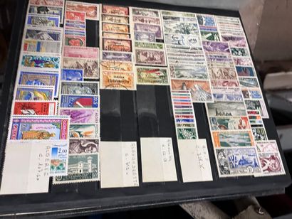 31 Classeurs Colonies françaises : Timbres...