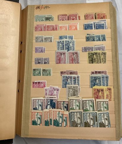 32 albums Colonies Françaises : Timbres des...