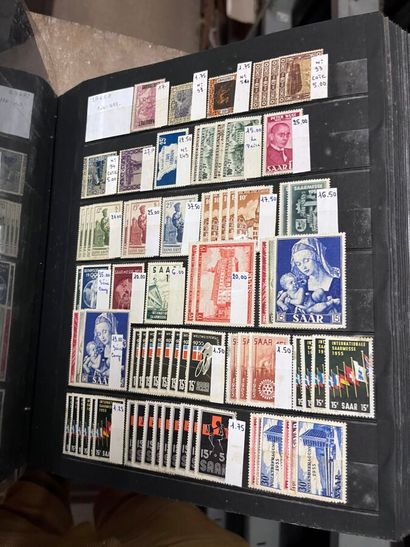 31 Classeurs Colonies françaises : Timbres...