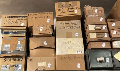 44 cartons + vrac Monde + Thématique : Important...