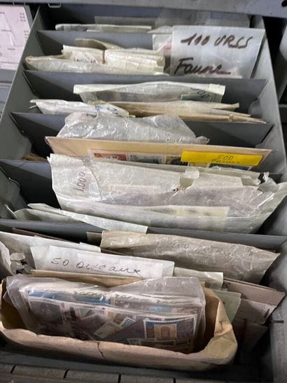 30 tiroirs Thématique : Ensemble de timbres...