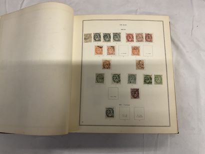 10 classeurs Monde : Timbres de toutes périodes,...