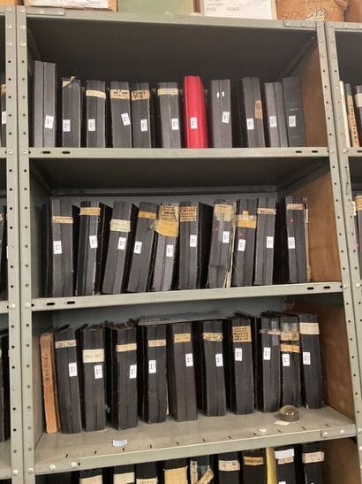 32 Albums Monde : Timbres de toutes périodes,...
