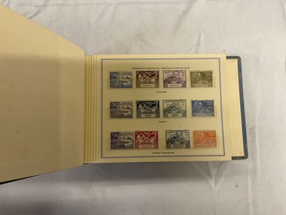 10 classeurs Monde : Timbres de toutes périodes,...