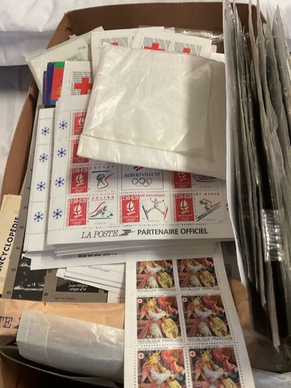 4 Boites Faciale : Important lot de carnets...