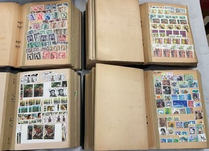 22 Albums Monde : Timbres de toutes périodes,...