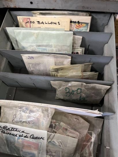 30 tiroirs Thématique : Ensemble de timbres...