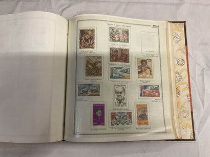 10 classeurs Monde : Timbres de toutes périodes,...