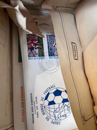 Cartons + Classeurs Monde : Important ensemble...