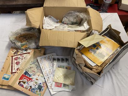 15 cartons Monde : Timbres du Monde rangés...