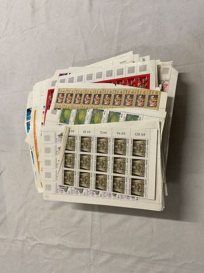 1 Carton Faciale : Important lot de timbres...