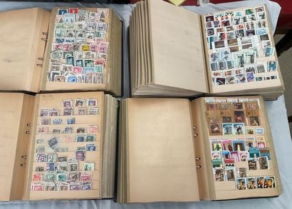 30 Albums Monde : Timbres de toutes périodes,...